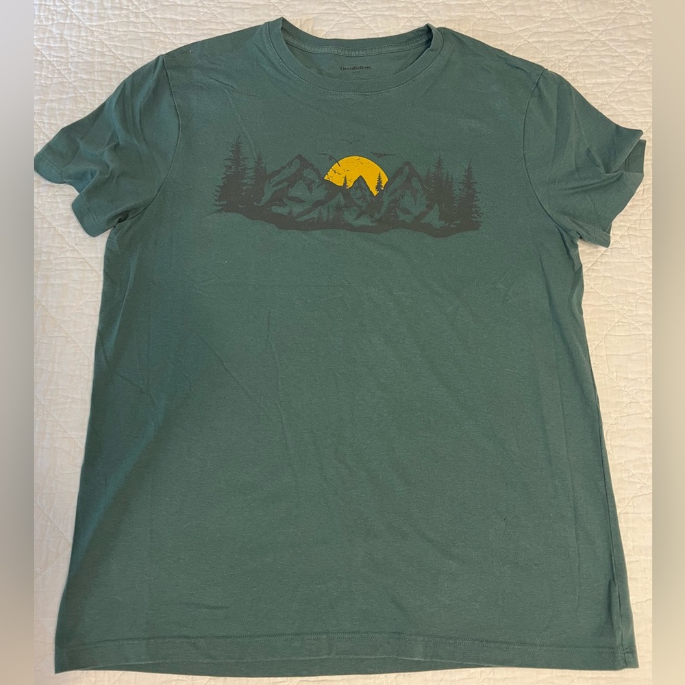 Goodfellow & Co Mountain Scape Men’s Large t-tshirt.